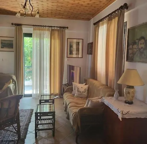 παραδοσιακό αρχοντικό με τζάκι דירה *