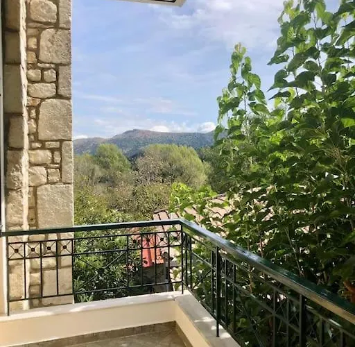 παραδοσιακό αρχοντικό με τζάκι Valtessiniko